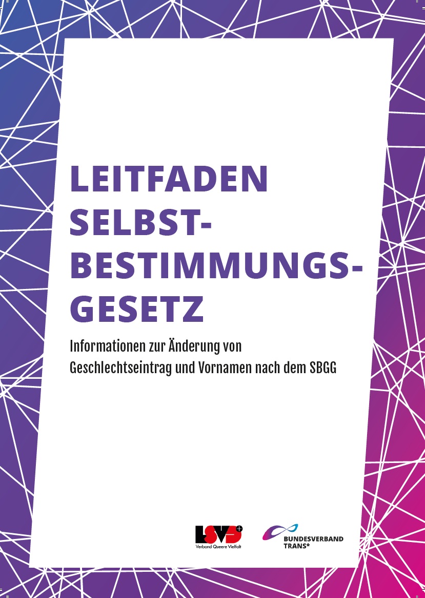 Den Hintergrund des Bildes bilden blaue und rote Farbe, die ineinander übergehen. Weiße Linien, die miteinander verbunden sind, sich überlappen etc. verlaufen auf den Farben. Fast über die gesamte Mitte des Bildes erstreckt sich ein weißer Kasten auf dem steht Leitfaden Selbstbestimmungsgesetz. Informationen zur Änderung von Geschlechtseintrag und Vornamen nach dem SBGG