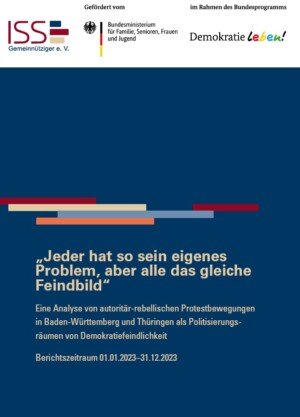 In der Kopfzeile des Dokuments werden auf weißem Hintergrund drei Logos der jeweiligen Förderer und des Projektträgers dargestellt. Diese sind (von links nach rechts aufgelistet): ISS gemeinütziger e.V., Bundesministerium für Familie, Senioren, Frauen und Jugend sowie Demokratie leben. Anschließend folgt ein dunkelblauer Kasten, welcher sich über die gesamte Frontseite erstreckt. Auf der mittleren Höhe erstrecken sich bunte dekorative Balken in horizontaler Anordnung. Darunter folgt die Überschrift und der Untertitel des Dokuments: Jeder hat so sein eigenes Problem, aber alle das gleiche Feindbild. Eine Analyse von autoritär-rebellischen Protestbewegungen in Baden-Württemberg und Thüringen als Politisierungsräumen von Demokratiefeindlichkeit. Berichtszeitraum 01.01.2023-31.12.2023