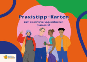 Das Cover ist größtenteils orange, aber auch grün, blau und rosa kommen vor. Im oberen Teil steht Praxistipp-Karten zum diskriminierungskritischen Klassenrat. Unten links steht das Cover DeGeDe Deutsche Gesellschaft für Demokratie Pädagogik e. V.