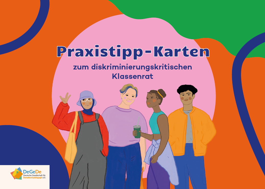 Das Cover ist größtenteils orange, aber auch grün, blau und rosa kommen vor. Im oberen Teil steht Praxistipp-Karten zum diskriminierungskritischen Klassenrat. Unten links steht das Cover DeGeDe Deutsche Gesellschaft für Demokratie Pädagogik e. V.