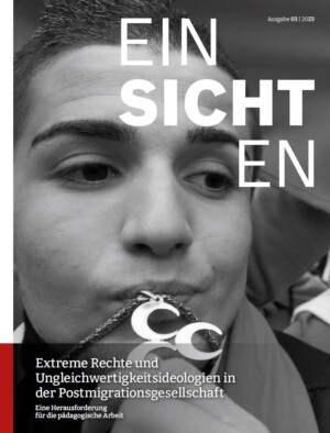 Über dem kompletten Hintergrund erstreckt sich ein schwarz-weißes Foto von einem Gesicht eines Menschen, das eine Kette mit drei Halbmonden küsst. Im Vordergrund erstreckt sich von der Stirn bis zur Nase das Wort Einsichten, das in Versalien geschrieben ist. Unter dem Mund beginnend am Kinn des beschriebenen Gesichtes steht Extreme Rechte und Ungleichwertigkeitsideologien in der Postmigrationsgesellschaft. Eine Herausforderung für die pädagogische Arbeit