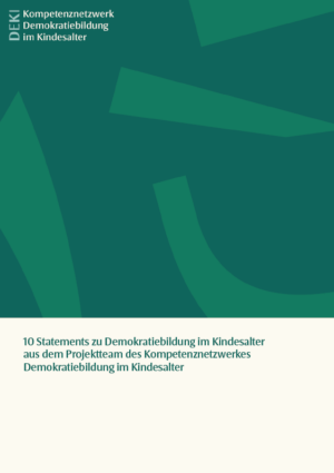 Das Cover ist in verschiedenen Grüntönen gehalten. Oben links steht DEKI Kompetenznetzwerk Demokratiebildung im Kindesalter. Im unteren Bereich steht der Titel 10 Statements zu Demokratiebildung im Kindesalter aus dem Projektteam des Kompetenznetzwerkes Demokratiebildung im Kindesalter.