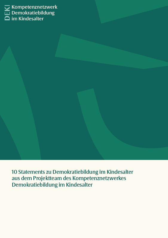 Das Cover ist in verschiedenen Grüntönen gehalten. Oben links steht DEKI Kompetenznetzwerk Demokratiebildung im Kindesalter. Im unteren Bereich steht der Titel 10 Statements zu Demokratiebildung im Kindesalter aus dem Projektteam des Kompetenznetzwerkes Demokratiebildung im Kindesalter.