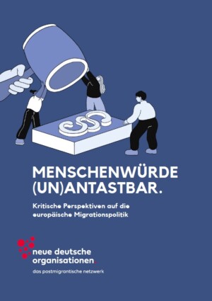 Auf blauem Hintergrund werden drei illustrierte Menschen abgebildet. Gemeinsam versuchen sie einen riesigen Richter:innen-Hammer davon abzuhalten, auf ein Podest mit einem Pragraphenzeichen zu schlagen. Unter dem Bild folgt die Überschrift in Versalien: MENSCHENWÜRDE (UN)ANTASTBAR. Darunter erscheint der Untertitel: Kritische Perspektiven auf die europäische Migrationspolitik. Im letzten Abschnitt des Bildes erscheint das Logo und der Name des herausgebenden Vereins. Dabei handelt es sich um die neue deutsche organisationen - das postmigrantische netzwerk.