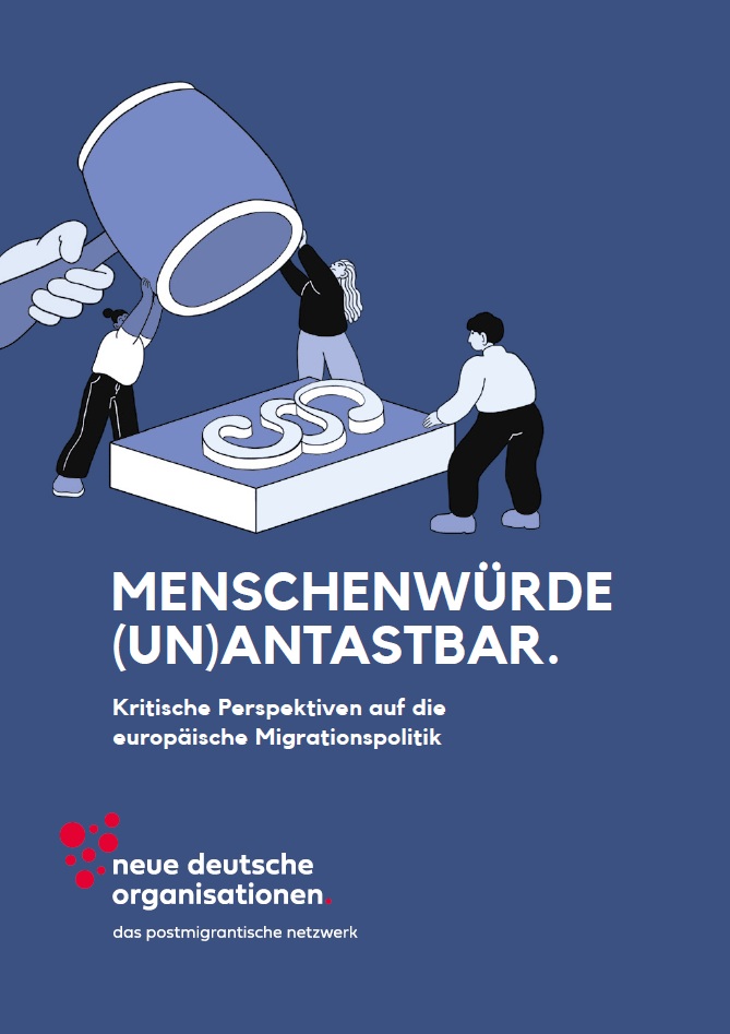 Auf blauem Hintergrund werden drei illustrierte Menschen abgebildet. Gemeinsam versuchen sie einen riesigen Richter:innen-Hammer davon abzuhalten, auf ein Podest mit einem Pragraphenzeichen zu schlagen. Unter dem Bild folgt die Überschrift in Versalien: MENSCHENWÜRDE (UN)ANTASTBAR. Darunter erscheint der Untertitel: Kritische Perspektiven auf die europäische Migrationspolitik. Im letzten Abschnitt des Bildes erscheint das Logo und der Name des herausgebenden Vereins. Dabei handelt es sich um die neue deutsche organisationen - das postmigrantische netzwerk.