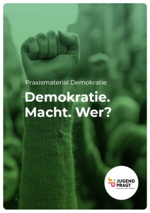 Das Titelfoto zeigt einen Arm mit einer emporgestreckten geballten Faust. Im Hintergrund sind viele weitere Menschen verschwommen erkennbar. Das Foto ist grün gefärbt. Mittig unter der Faust erscheint der Titel: Praxismaterial Demokratie. Demokratie. Macht. Wer? Unten rechts befindet sich ein Logo von: Jugend prägt. Gesellschaft Politik Thüringen.
