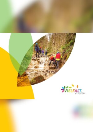 Das Titelblatt zeigt den Ausschnitt eines Fotos. Auf diesem Foto sind sechs Menschen abgelichtet, welche Helme und Wanderkleidung tragen. Sie wandern einen abfallenden, steinigen Bach hinauf. Vier der Personen stehen wartend am obersten Hang, während zwei noch aufsteigen und sich gegenseitig stützen. Der Bach fließt inmitten eines Waldes. Rechts unterhalb des Fotoausschnittes erscheint das Logo bzw. der Titel der Broschüre in bunter Schrift: Vielfalt erleben.