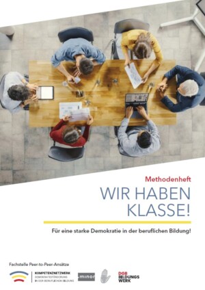 Auf dem Titelblatt wird ein Foto abgebildet, welches von oben aufgenommen wurde. Darauf sind sechs Menschen, welche an einem eckigen Holztisch arbeiten. Einige sitzen am Laptop oder Tablet, andere machen sich Notizen. Das Bild erweckt den Eindruck, dass sie im gemeinsamen Austausch sind. Darunter wird auf weißem Hintergrund der Titel eingeblendet: Methodenheft WIR HABEN KLASSE! Für eine starke Demokratie in der beruflichen Bildung! Im unteren Rand des Titelblatts ist das Logo des Kompetenznetzwerks Demokratieförderung in der beruflichen Bildung. Links daneben erscheint das Logo des Projektträgers Minor - Projektkontor für Bildung und Forschung e.V. Links davon erscheint das Logo des DGB Bildungswerks.