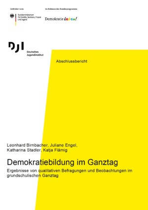 Das Bild ist farblich zweigeteilt. Links beginnt es mit der Farbe Weiß, die sich bis nach oben rechts erstreckt. Die Farbe Gelb beginnt ab dem ersten Drittel des Bildes und nimmt fast die gesamte Fläche bis unten ein. Auf der weißen Fläche sind die Logos von Demokratie und dem DJI abgebildet. Und der Titel Demokratiebildung im Ganztag Ergebnisse von qualitativen Befragungen und Beobachtungen im grundschulischen Ganztag beginnt auf der weißen Fläche, erstreckt sich dann aber über die gelbe Fläche.