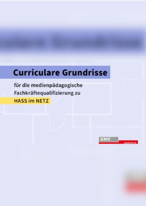 Das Bild ist in hellblau gehalten. Oben steht in schwarzer Schrift auf einem lila-blauem Hintergrund der Titel Curriculare Grundriss für die medienpädagogische Fachkräftequalifizierung zu HASS im Netz. unten rechts steht GMK Gesellschaft für medienpädagogik und Kommunikationskultur.