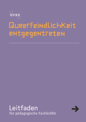 Das Cover ist in einem Fliederton gehalten. Im oberen Bereich steht der Titel Queerfeindlichkeit entgegentreten in Orange. Darüber steht Qube in weiß. Im unteren Cover Bereich steht Leitfaden in weiß.