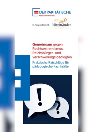 Das Bild zeigt im oberen Bereich das Logo vom Träger Der Paritätische Gesamtverband. Dartunter steht In Kooperation mit Miteinander. In der Mitte des sonst weißen Covers steht in roter Schrift der Titel Gemeinsam gegen Rechtsextremismus, Reichsbürger- und Verschwörungsideologien Praktische Ratschläge für pädagogische Fachkräfte. Darunter ist auf einem dunkelblauen Feld ein großes Ausrufezeichen und ein Fragezeichen abgebildet.