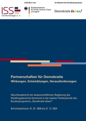 Im oberen Abschnitt sind auf weißen Hintergrund das Logo vom ISS und vom Bundesprogramm Demokratie leben abgebildet. Der restliche Hintergrund des Bildes ist in dunkelblau gehalten. Auf diesem dunkelblauen Hintergrund sind in der Mitte fünf unterschiedlich-farbige Balken (rot, gelb, hellblau und orange) angeordnet, darunter steht Partnerschaften für Demokratie Wirkungen, Entwicklungen, Herausforderungen Abschlussbericht der wissenschaftlichen Begleitung des Handlungsbereichs Kommune in der zweiten Förderperiode des Bundesprogramms „Demokratie leben!“