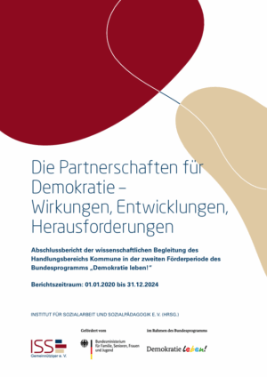 Das Cover ist in weiß gehalten und in der Mitte steht der Titel Die Partnerschaften für Demokratie – Wirkungen, Entwicklungen, Herausforderungen Abschlussbericht der wissenschaftlichen Begleitung des Handlungsbereichs Kommune in der zweiten Förderperiode des Bundesprogramms Demokratie leben! Berichtszeitraum: 01.01.2020 bis 31.12.2024. Oben links ist eine großer dunkelrote leicht ovale Form. Rechts daneben ist ein länglicher abgerundeter beige Form. Beide verbindet ein weißter Strich. Ganz unten steht der Herausgeber Institut für Sozialarbeit unde Sozialpädagogik e. V. Darunter ist das Logo des Instituts sowie das Logo vom BMFSFJ und Demokratie leben!.