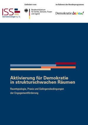 In der Kopfzeile des Titelblattes erscheinen auf weißem Hintergrund drei aufeinanderfolgende Logos. Zunächst erscheint das Logo der Herausgebenden: ISS Gemeinnütziger e.V. Anschließend das Logo der Fördernden: Bundesministerium für Familie, Senioren, Frauen und Jugend. Abschließend erscheint das Logo des Bundesprogramms Demokratie leben! Unter der Kopfzeile folgen auf blauem Hintergrund verschieden farbige horizontale Balken. Darunter erscheint in gelber Farbe die Überschrift: Aktivierung für Demokratie in strukturschwachen Räumen. In kleinerer Schrift erscheint der Untertitel: Raumtypologie, Praxis und Gelingensbedingungen der Engagementförderung.