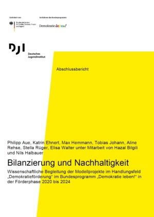 Das erste Viertel des Bildes bildet ein weißer Hintergrund, auf dem das Logo von Demokratie leben oben links eingefügt ist. Darunter ist das Logo des DJI abgebildet. Die restliche Fläche des Bildes bilden ein weißer und ein gelber Hintergrund, wobei der gelbe Hintergrund davon ungefähr 2/3 ausmacht. Auf den Hintergründen überlappend steht: Abschlussbericht. Bilanzierung und Nachhaltigkeit. Wissenschaftliche Begleitung der Modellprojekte im Handlungsfeld „Demokratieförderung“ im Bundesprogramm „Demokratie leben!“ in der Förderphase 2020 bis 2024