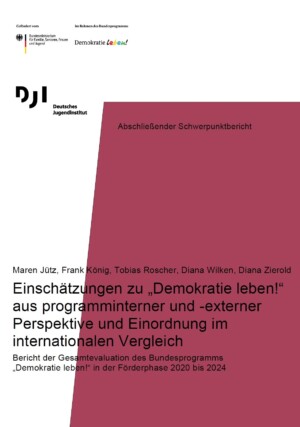 Das Bild ist farblich zweigeteilt. Links beginnt es mit der Farbe Weiß, die sich bis nach oben rechts erstreckt. Die Farbe dunkelrot beginnt ab dem ersten Drittel des Bildes und nimmt fast die gesamte Fläche bis unten ein. Auf der weißen Fläche sind die Logos von Demokratie und dem DJI abgebildet. Und der Titel Einschätzungen zu „Demokratie leben!“ aus programminterner und -externer Perspektive und Einordnung im internationalen Vergleich. Bericht der Gesamtevaluation des Bundesprogramms „Demokratie leben!“ in der Förderphase 2020 bis 2024 beginnt auf der weißen Fläche, erstreckt sich dann aber über die dunkelrote Fläche.