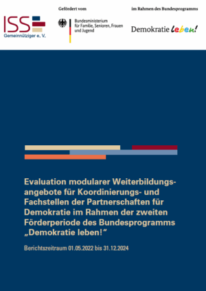 Der Hintergrund des Bildes ist Dunkelblau. In der Mitte steht der Titel Evaluation modularer Weiterbildungsangebote für Koordinierungs- und Fachstellen der Partnerschaften für Demokratie im Rahmen der zweiten Förderperiode des Bundesprogramms „Demokratie leben!“. Berichtszeitraum 01.05.2022 bis 31.12.2024 in gelber Schrift.