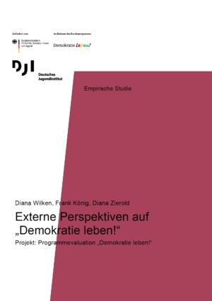Das Bild ist farblich zweigeteilt. Links beginnt es mit der Farbe Weiß, die sich bis nach oben rechts erstreckt. Die Farbe dunkelrot beginnt ab dem ersten Drittel des Bildes und nimmt fast die gesamte Fläche bis unten ein. Auf der weißen Fläche sind die Logos von Demokratie und dem DJI abgebildet. Und der Titel Externe Perspektiven auf „Demokratie leben!“ Projekt: Programmevaluation „Demokratie leben!“ beginnt auf der weißen Fläche, erstreckt sich dann aber über die dunkelrote Fläche.