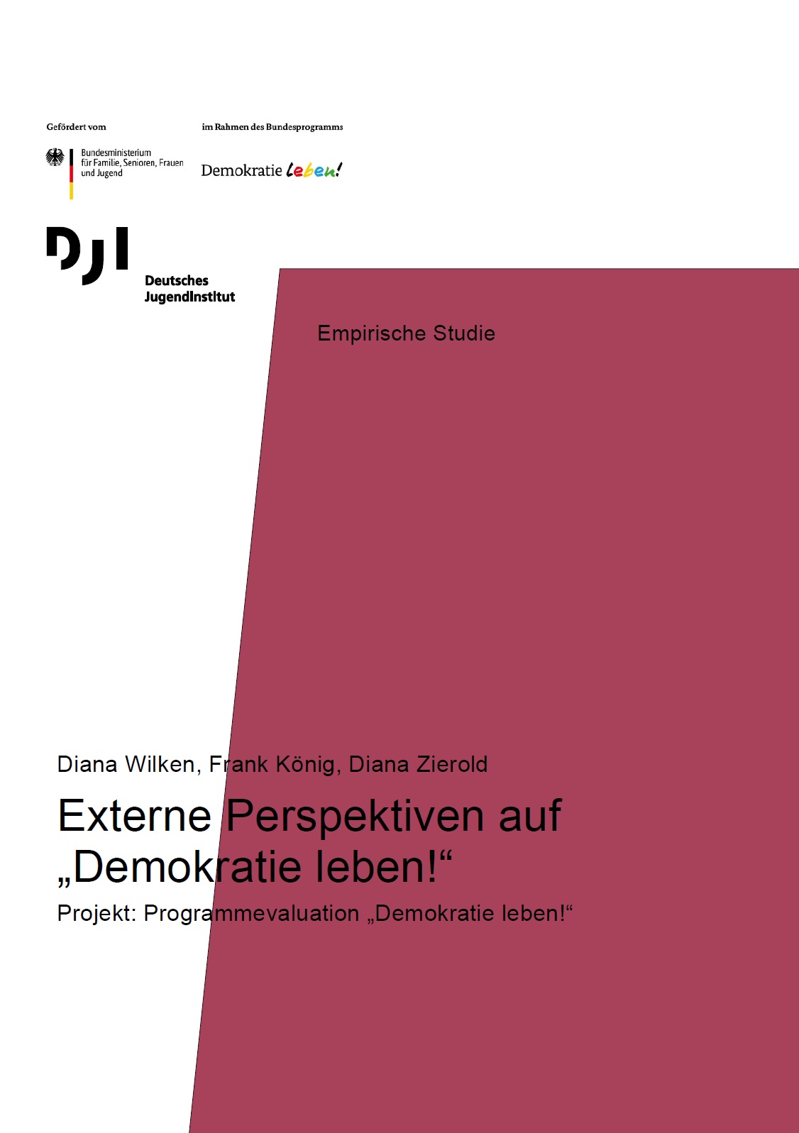 Das Bild ist farblich zweigeteilt. Links beginnt es mit der Farbe Weiß, die sich bis nach oben rechts erstreckt. Die Farbe dunkelrot beginnt ab dem ersten Drittel des Bildes und nimmt fast die gesamte Fläche bis unten ein. Auf der weißen Fläche sind die Logos von Demokratie und dem DJI abgebildet. Und der Titel Externe Perspektiven auf „Demokratie leben!“ Projekt: Programmevaluation „Demokratie leben!“ beginnt auf der weißen Fläche, erstreckt sich dann aber über die dunkelrote Fläche.