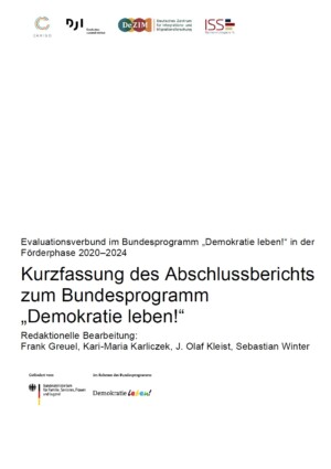Auf weißen Hintergrund sind oben die vier Logos der Organisationen Camino, DJI, ISS und DeZIM abgebildet. In der Mitte steht Evaluationsverbund im Bundesprogramm „Demokratie leben!“ in der Förderphase 2020–2024 Kurzfassung des Abschlussberichts zum Bundesprogramm „Demokratie leben!“ Redaktionelle Bearbeitung: Frank Greuel, Kari-Maria Karliczek, J. Olaf Kleist, Sebastian Winter. Darunter ist noch das Logo des Bundesprogramms Demokratie leben! abgebildet.