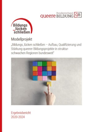 Das Titelbild hat einen weißen Hintergrund und einen roten linken Rand. Oben rechts ist das Logo des Bundesverbands Queere Bildung eingefügt. Darunter ist ganz links das Logo des Projekts Bildungs_lücken schließen. Unterhalb des Logos ist der Titel der Veröffentlichung: Bildungs_lücken schließen - Aufbau, Qualifizierung und Stärkung queerer Bildungsprojekte in strukturschwachen Regionen bundesweit. Es folgt ein Foto, das verschiedenfarbige Holzelemente in Würfelform zeigt, die in der Anordnung ein großes Viereck bilden sollen. Einer dieser Würfel wird von einer Hand in die Lücke des Gesamtbildes geschoben. Unterhalb des Fotos steht: Ergebnisbericht 2020-2024.