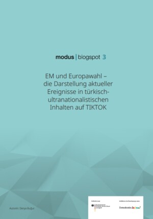 Das Titelblatt hat einen türkisfarbenen Hintergrund. Im ersten Drittel steht: modus blogspot 3. Darunter steht der Titel der Publikation: EM und die Europawahl - die Darstellung aktueller Ereignisse in türkisch-ultranationalistischen Inhalten auf TikTok. Im unteren Drittel weist der türkisfarbene Hintergrund leichte geometrische Strukturen auf, die sehr dezent verlaufen. Unten rechts steht der Name der Autorin: Derya Buğur. Unten rechts ist ein kleiner weißer Kasten, in welchem das Logo des Bundesministeriums für Familie, Senioren, Frauen und Jugend steht. Daneben steht das Logo des Bundesprogramms Demokratie leben!