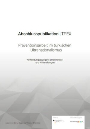 Das Cover zeigt einen hellgrauen Hintergrund der im letzte Drittel leicht plastische geometrische Formen zeigt. Dabei ist der Farb- und Musterverlauf von oben nach unten sehr dezent. Im ersten Drittel steht die Überschrift: Abschlusspublikation TREX. Darunter der Untertitel: Präventionsarbeit im türkischen Ultranationalismus. Unter dem Untertitel steht in kleinen Buchstaben: Anwendungsbezogene Erkenntnisse und Hilfestellungen. Ganz unten befinden sich die Namen der Autorinnen: Derya Buğur und Vivienne Ohlenforst. Daneben ist ein weißer Kasten mit dem Logo des fördernden Bundesministeriums für Familie, Senioren, Frauen und Jugend. Daneben steht im gleichen Kasten des Bundesprogramms Demokratie leben!