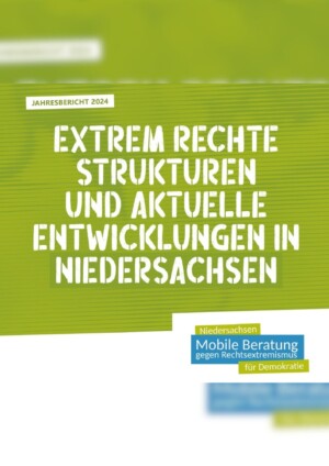 Der Hintergrund des Titelblatts ist hellgrün gestreift, mit Schattierungen. Im oberen Bereich steht in weißer kleiner Schrift: Jahresbericht 2024. Darunter steht der Titel in großer weißer Schrift: Extrem Rechte Strukturen und Entwicklungen in Niedersachsen. In der rechten unteren Ecke steht der Name der Herausgeberin in grünen und blauen Kästen auf weißem Hintergrund: Niedersachsen. Mobile Beratung gegen Rechtsextremismus für Demokratie.