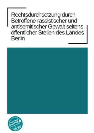 Das Cover ist weiß. Im oberen Bereich steht der Titel Rechtsdurchsetzung durch Betroffene rassistischer und antisemitischer Gewalt seitens öffentlicher Stellen des Landes Berlin. Darunter ist ein blaues Viereck. Unten links ist das Logo von Partnerschaften Demokratie.