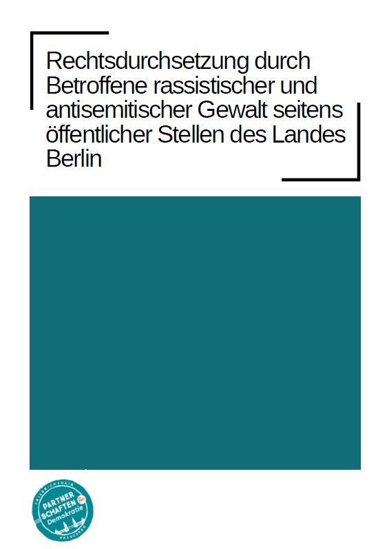 Das Cover ist weiß. Im oberen Bereich steht der Titel Rechtsdurchsetzung durch Betroffene rassistischer und antisemitischer Gewalt seitens öffentlicher Stellen des Landes Berlin. Darunter ist ein blaues Viereck. Unten links ist das Logo von Partnerschaften Demokratie.