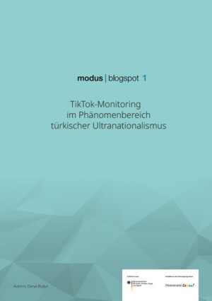 Das Titelblatt hat einen türkisfarbenen Hintergrund. Im ersten Drittel steht: modus blogspot 1. Darunter steht der Titel der Publikation: TikTok-Monitoring im Phänomenbereich türkischer Ultranationalismus. Im unteren Drittel weist der türkisfarbene Hintergrund leichte geometrische Strukturen auf, die sehr dezent verlaufen. Unten rechts steht der Name der Autorin: Derya Buğur. Unten rechts ist ein kleiner weißer Kasten, in welchem das Logo des Bundesministeriums für Familie, Senioren, Frauen und Jugend steht. Daneben steht das Logo des Bundesprogramms Demokratie leben!