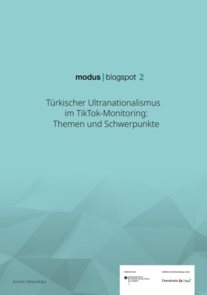 Das Titelblatt hat einen türkisfarbenen Hintergrund. Im ersten Drittel steht: modus blogspot 2. Darunter steht der Titel der Publikation: Türkischer Ultranationalismus im TikTok-Monitoring: Themen und Schwerpunkte. Im unteren Drittel weist der türkisfarbene Hintergrund leichte geometrische Strukturen auf, die sehr dezent verlaufen. Unten rechts steht der Name der Autorin: Derya Buğur. Unten rechts ist ein kleiner weißer Kasten, in welchem das Logo des Bundesministeriums für Familie, Senioren, Frauen und Jugend steht. Daneben steht das Logo des Bundesprogramms Demokratie leben!