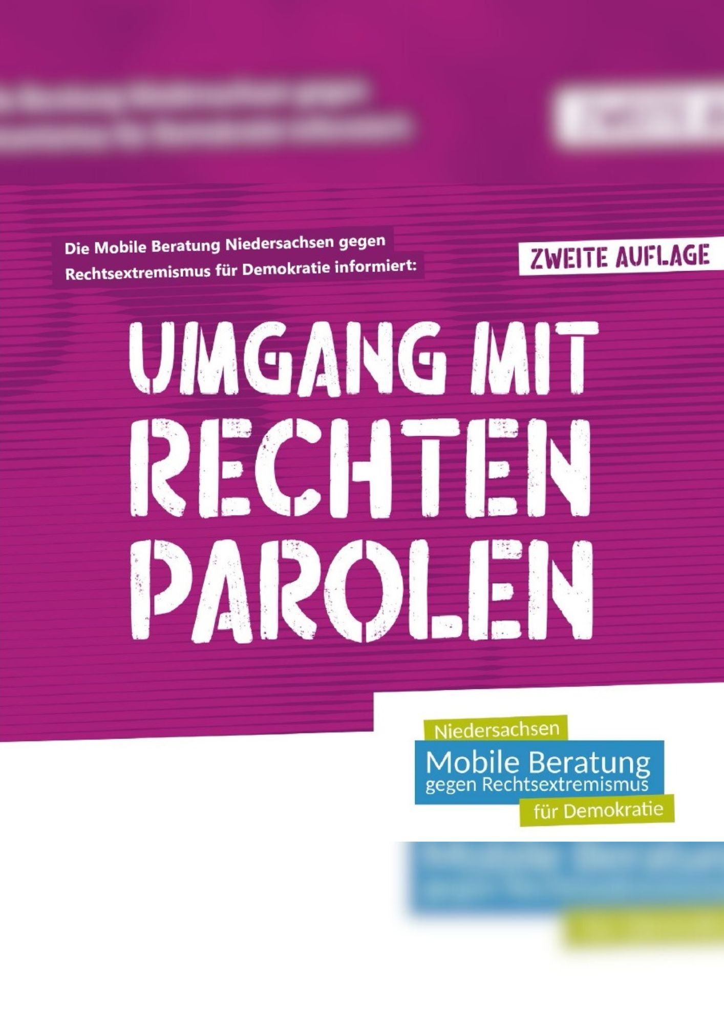 Der Hintergrund des Titelblatts ist rosa gestreift, mit Schattierungen. Im oberen Bereich steht in weißer kleiner Schrift: Die Mobile Beratung Niedersachsen gegen Rechtsextremismus für Demokratie informiert: Daneben steht in einem kleinen weißen Viereck: Zweite Auflage. Darunter steht der Titel in großer weißer Schrift: Umgang mit rechten Parolen. In der rechten unteren Ecke steht der Name der Herausgeberin in grünen und blauen Kästen auf weißem Hintergrund: Niedersachsen. Mobile Beratung gegen Rechtsextremismus für Demokratie.