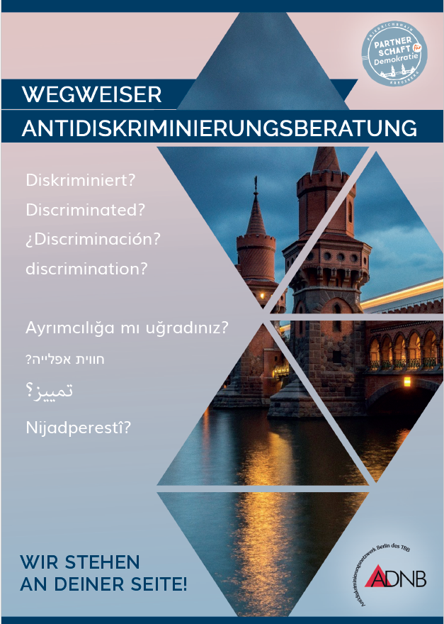 Auf dem Cover steht im oberen Teil der Titel Wegweiser Antidiskriminierungsberatung. Oben rechts steht da Logo von Partnerschaft Demokratie. Darunter steht in verschiedenen Sprachen Diskriminiert? Auf der rehten Seite sieht man ein Bild von einem Fluss und einer Brücke aus braunen Ziegelsteinen. Der Bildausschnitt ist in jeweiligen Dreiecken zu sehen. Darüber liegt ein rosa- und lilafarbener Hintergrund. Unten links steht Wir stehen an deiner Seite! Rechts danaben sieht man das Logo von ADNB.