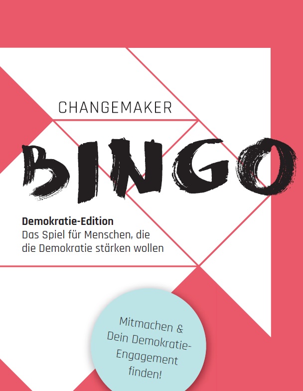 Der Hintergrund des Titelbildes ist rot. Darauf wird ein sehr großer weißer Pfeil abgebildet, der fast die ganze Seite auskleidet. Der Pfeil wird durch feine, rote Linien in große geometrische Formen wie beispielsweise ein Quadrat oder ein Dreieck unterteilt. Oben auf dem Pfeil steht Changemaker. Darunter steht in sehr großer vermeintlich händischer Schrift Bingo. Es folgt der Untertitel: Demokratie Edition. Das Spiel für Menschen, die die Demokratie stärken wollen. Unten ist mittig ein hell-türkiser Kreis mit der Schrift: Mitmachen & Dein Demokratie-Engagement finden!
