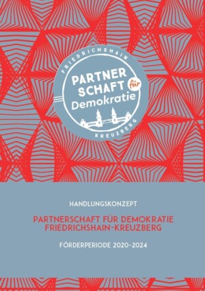 Der Hintergrund des Bildes ist rot, mit unterschiedlich geformten grauen Dreiecken, die mit roten Strichen durchzogen sind. In der Mitte des Bildes ist ein grau gefüllter Kreis platziert, in dem mit weißer Schrift Friedrichshain und Kreuzberg steht. Innerhalb des grau gefüllten Kreises ist ein weißer Kreis gezeichnet, in der Partnerschaft für Demokratie steht, wobei das Wort Partnerschaft in Versalien geschrieben ist. Das Wort für ist in Rot geschrieben und in einem extra Kreis, der diesmal auch weiß gefüllt ist, umrandet. Unter den Worten, aber noch innerhalb des grau gefüllten Kreises ist die Oberbaumbrücke in Berlin, welche die Ortsteile Kreuzberg und Friedrichshain miteinander verbindet, abgebildet. Unter dem Kreis ist ein großer rechteckiger Kasten, auch grau gefüllt, abgebildet. In dem steht: Handlungskonzept. Partnerschaft für Demokratie Friedrichshain-Kreuzberg. Förderperiode 2020-2024.