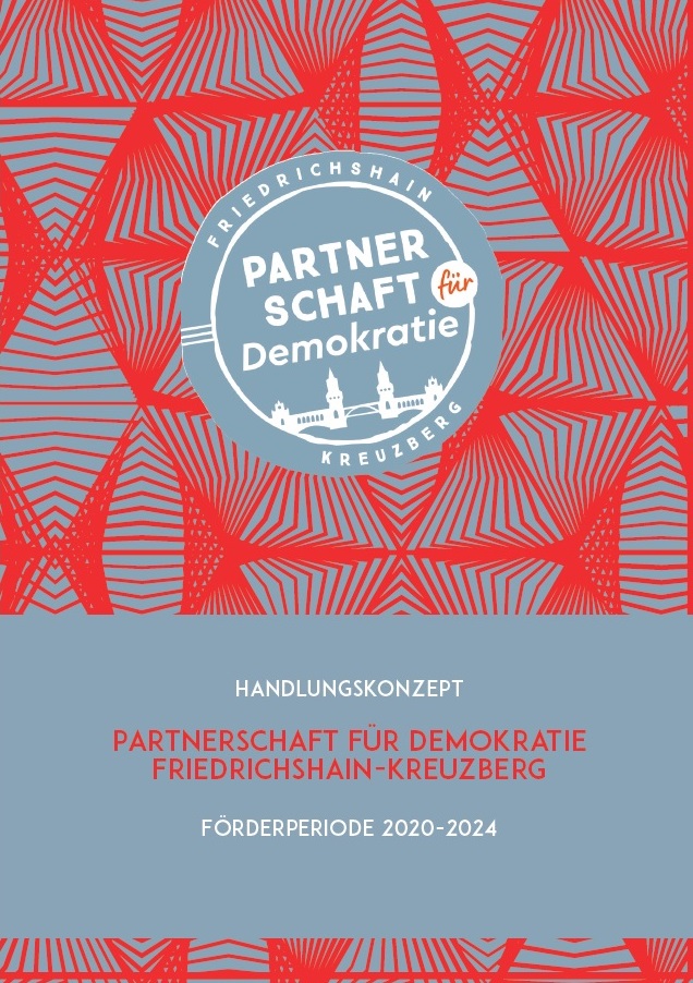 Der Hintergrund des Bildes ist rot, mit unterschiedlich geformten grauen Dreiecken, die mit roten Strichen durchzogen sind. In der Mitte des Bildes ist ein grau gefüllter Kreis platziert, in dem mit weißer Schrift Friedrichshain und Kreuzberg steht. Innerhalb des grau gefüllten Kreises ist ein weißer Kreis gezeichnet, in der Partnerschaft für Demokratie steht, wobei das Wort Partnerschaft in Versalien geschrieben ist. Das Wort für ist in Rot geschrieben und in einem extra Kreis, der diesmal auch weiß gefüllt ist, umrandet. Unter den Worten, aber noch innerhalb des grau gefüllten Kreises ist die Oberbaumbrücke in Berlin, welche die Ortsteile Kreuzberg und Friedrichshain miteinander verbindet, abgebildet. Unter dem Kreis ist ein großer rechteckiger Kasten, auch grau gefüllt, abgebildet. In dem steht: Handlungskonzept. Partnerschaft für Demokratie Friedrichshain-Kreuzberg. Förderperiode 2020-2024.
