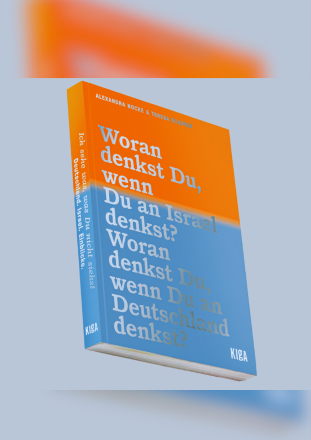 Auf dem Bild sieht man das Buchcover von Ich sehe was, was du nicht siehst. Das erste Drittel ist in Orange und die restlichen zwei Drittel sind in Blau. Auf dem Cover steht in silberner Schrift Woran denkst du, wenn du an Israel denkst? Woran denkst du, wenn du an Deutschland denkst?