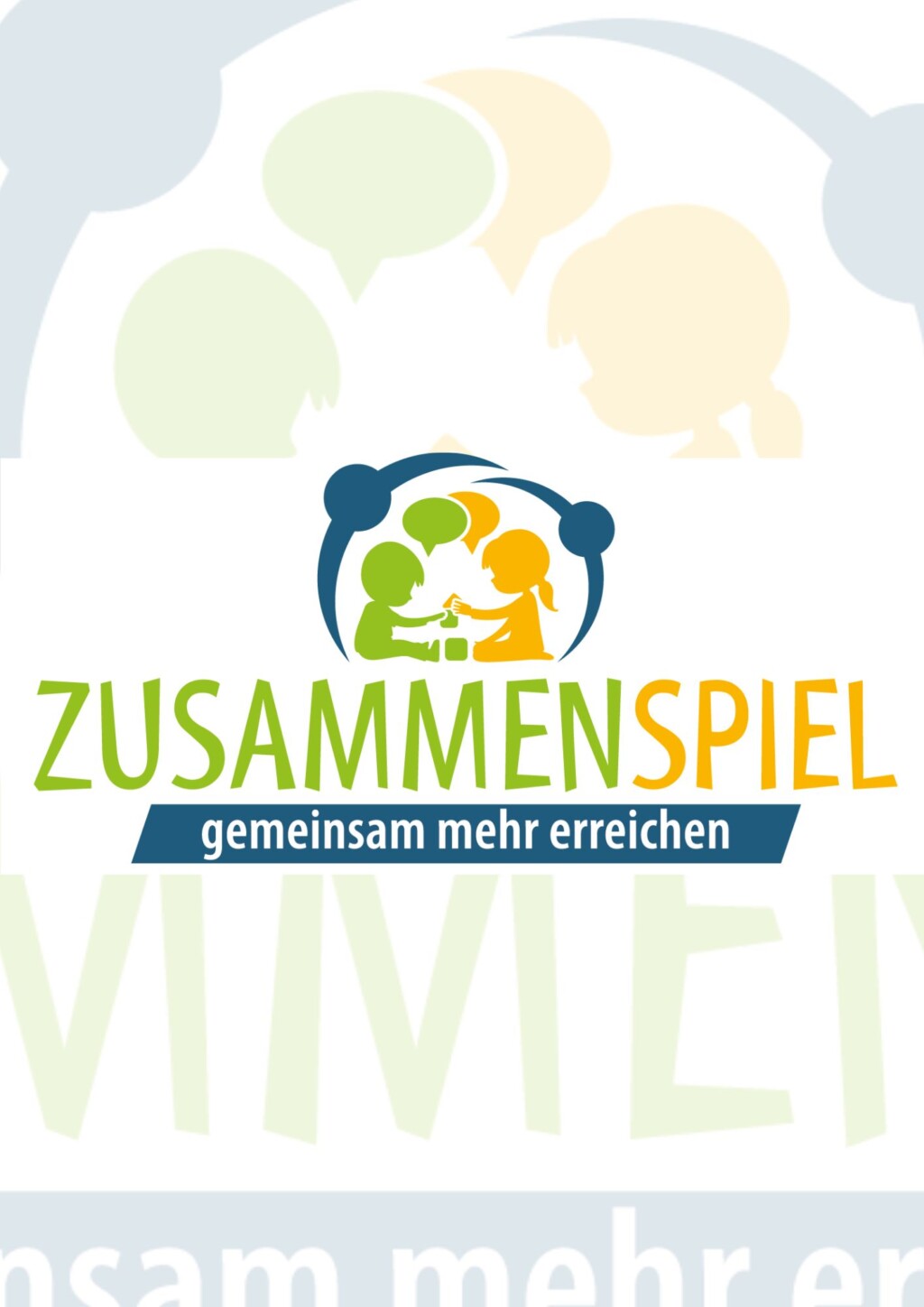 In der Mitte des Covers steht der Titel der Internetseite Zusammenspiel. Darunter steht gemeinsam mehr erreichen auf einem blauen Hintergrund. Über dem Wort Zusammenspiel sieht man die Silhouette von Kindern, die miteinander spielen. Darüber sind zwei leere Sprechblasen.