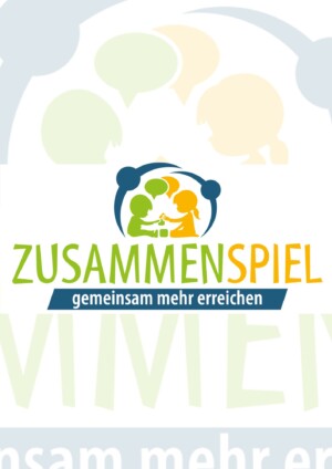 In der Mitte des Covers steht der Titel der Internetseite Zusammenspiel. Darunter steht gemeinsam mehr erreichen auf einem blauen Hintergrund. Über dem Wort Zusammenspiel sieht man die Silhouette von Kindern, die miteinander spielen. Darüber sind zwei leere Sprechblasen.
