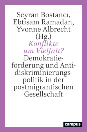 Das Bild ist von einem lila Viereck umrahmt. Die Fläche darin ist weiß und darauf steht mit schwarzer Schrift geschrieben Seyran Bostancı, Ebtisam Ramadan, Yvonne Albrecht (Hg.) Konflikt um Vielfalt? Demokratieförderung und Antidiskriminierungspolitik in der postmigrantischen Gesellschaft. Konflikte um Vielfalt? Ist dabei mit lila geschrieben.