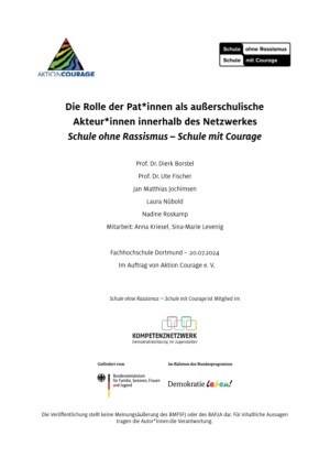 Das Titelblatt hat einen weißen Hintergrund. Oben links ist das Logo zu Aktion Courage. Oben rechts ist das Logo zu Schule ohne Rassismus, Schule mit Courage. Darunter folgt mittig in schwarzer Schrift der Titel: die Rolle der Pat:innen als außerschulische Akteur:innen innerhalb des Netzwerkes Schule ohne Rassismus - Schule mit Courage. Unterhalb des Titels sind die Autor:innen aufgelistet: Prof. Dr. Dierk Borstel, Prof. Dr. Ute Fischer, Jan Matthias Jochimsen, Laura Nübold, Nadine Roskamp, Mitarbeit: Anna Kriesel, Sina-Marie Levenig. Mit etwas Abstand erscheinen folgende weitere Informationen: Fachhochschule Dortmund - 20.07.2024. Im Auftrag von Aktion Courage e.V. Darunter folgen diverse Logos: Kompetenznetzwerk Demokratiebildung im Jugendalter, gefördert vom Bundesministerium für Familie, Senioren, Frauen und Jugend, im Rahmen des Bundesprogramms Demokratie leben!.