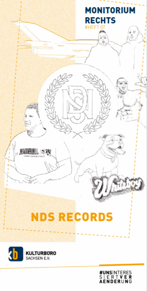 Im oberen Bereich des Titelblatts der Publikation steht der Titel Monitorium Rechts #Heft 07, herausgegeben vom Kulturbüro Sachsen e.V. Im Zentrum steht der Schriftzug "NDS Records" in orangefarbener Schrift. Umgeben ist das Layout von gezeichneten Porträts und Symbolen: Oben ein Flugzeug und drei Männer, darunter ein Emblem mit den Buchstaben "NDS" von Lorbeerzweigen eingerahmt, ein muskulöser Mann im T-Shirt mit dem Aufdruck MIGRANTEN KAMPFGEMEINSCHAFT, ein Hund mit Stachelhalsband und dem Schriftzug Whiteboy sowie weitere Gesichter. Unten links das Logo des Kulturbüros Sachsen e.V. Unten rechts der Hashtag #UNSINTERESSIERTVERAENDERUNG.