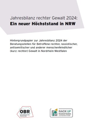 Das Titelblatt hat einen weißen Hintergrund auf welchem im obersten Viertel eine graue kantige Fläche erscheint. Auf dieser steht der Titel in schwarzer Schrift: Jahresbilanz rechter Gewalt 2024: Ein neuer Höchststand in NRW. Auf der darunter folgenden weißen Fläche steht der Untertitel: Hintergrundpapier zur Jahresbilanz 2024 der Beratungsstellen für Betroffene rechter, rassistischer, antisemitischer und anderer menschenfeindlicher (kurz: rechter) Gewalt in Nordrhein-Westfalen. Im untersten Teil des Deckblattes stehen die Logos der Opferberatung Rheinland und Beratungsstelle Backup.