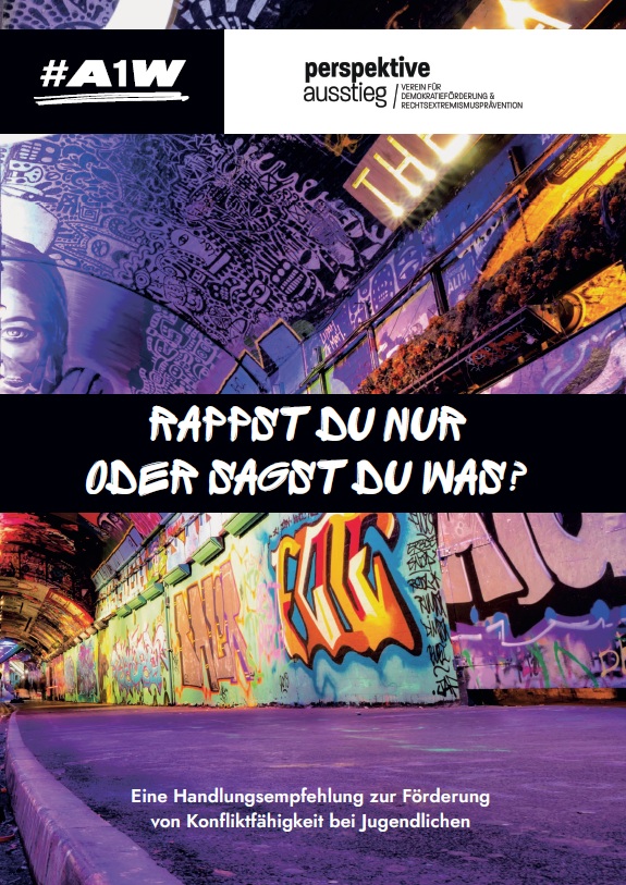 Das Deckblatt zeigt ein Foto in einer Unterführung. Die Wände und Decke sind kunstvoll mit Malereien und Graffiti überzogen. Alles erscheint bunt und schimmert lilafarbenen. Ganz oben wird das Bild von einem schwarzen und weißen Balken überzogen, auf dem Folgendes steht: #A1W und perspektive ausstieg/ Verein für Demokratieförderung & Rechtsextremismusprävention. Inmitten des Fotos ist ein schwarzer Balken, auf dem der Titel der Publikation steht: Rappst du nur oder sagst du was? Am Ende des Deckblattes steht unten in weißer Schrift: Eine Handlungsempfehlung zur Förderung von Konfliktfähigkeit bei Jugendlichen.