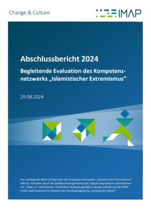 Auf dem Bild steht Abschlussbericht 2024. Begleitende Evaluation des Kompetenznetzwerkes Islamistischer Extremismus. In der Mitte des Bildes sind Dreiecke zu Formen zusammengesteckt, die selber wieder Formen ergeben. Ein Quadrat, ein Pfeil der nach oben rechts zeigt und einen Menschen