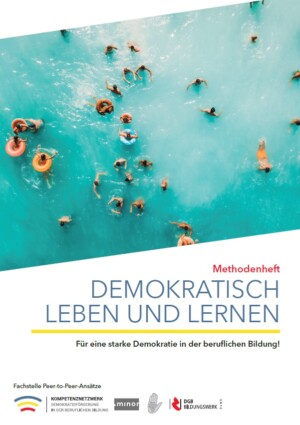 Das Titelbild hat einen weißen Hintergrund. Ein großer Teil des Covers wird von einem Foto durchzogen, auf dem man Menschen aus der Vogelperspektive baden sieht. Dabei handelt es sich um unterschiedliche Menschen, einige mit Schwimmhilfen und einige ohne. Unterhalb des Fotos erscheint der Titel: Methodenheft. Demokratisch leben und lernen. Für eine starke Demokratie in der beruflichen Bildung! Im untersten Teil des Covers erscheinen die Logs der jeweiligen Projektträger:innen und Herausgeber:innen: Fachstelle Peer-toPeer-Ansätze. Kompetenznetzwerk Demokratieförderung in der beruflichen Bildung. Minor. DGB Bildungswerk