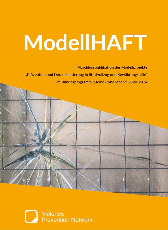 Die obere Hälfte bis in die Mitte des Bildes ist orange hinterlegt. Darauf folgt ein schräges viereckiges Bild, das ein vergittertes Fenster mit einem Sprung zeigt. Der letzte Abschnitt ist wieder orange hinterlegt. Auf dem oberen orangen Teil steht ModellHAFT Abschlusspublikation der Modellprojekte „Prävention und Deradikalisierung in Strafvollzug und Bewährungshilfe“ im Bundesprogramm „Demokratie leben!“ 2020-2024, auf dem unteren ist das Logo von Violence Prevention Network abgebildet.