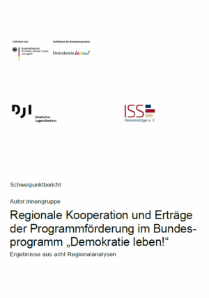 Das Cover ist weiß. In der Mitte steht der Titel Regionale Kooperation und Erträge der Programmförderung im Bundesprogramm Demokratie leben! Ergebnisse aus acht Regionalanalysen Schwerpunktbericht. Im oberen Bereich sind die Logos von dem BMBFSFJ und Demokratie lebe. Darunter ist das Logo vom DJI und des ISS.